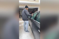 Người đàn ông 'rã đông' xe hơi bằng búa