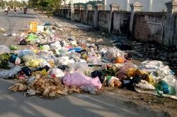 Vỉa hè cạnh bệnh viện thành điểm tập kết chất thải