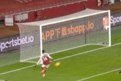 Aubameyang bỏ lỡ cơ hội từ cự ly 3 m