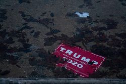 Tỷ lệ ủng hộ ông Trump chạm đáy trong 4 năm