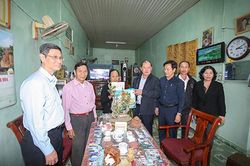 Ông Nguyễn Anh Tuấn thăm, chúc Tết các gia đình chính sách tiêu biểu thị xã Ninh Hòa