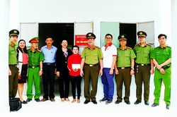 Bàn giao nhà tình nghĩa cho hộ đồng bào dân tộc thiểu số khó khăn