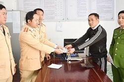 Công an huyện Kim Sơn trao trả tài sản cho người bị mất