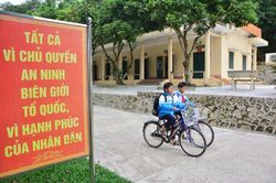Người cha nuôi đặc biệt của cậu bé dân tộc Dao