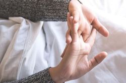Âm thanh khi bẻ khớp - báo hiệu nhiều yếu tố nguy cơ
