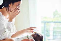 Hay khóc sau sinh có phải bị trầm cảm?