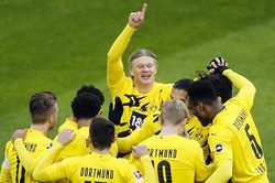 Tranh cãi chuyện cắt tóc của cầu thủ Bundesliga