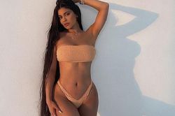 Kylie Jenner 'đốt mắt' fan với binini khoe trọn 3 vòng bốc lửa