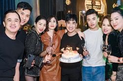 Lệ Quyên và 'tình trẻ tin đồn' dính như sam trong tiệc sinh nhật Quang Hà
