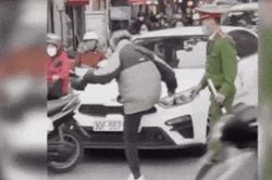 Cụ ông 'trút giận' vào đầu ô tô sau va chạm giao thông