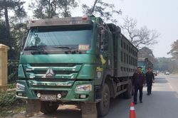 Xử phạt 6 tài xế cố thủ trên đoàn xe chở quá tải