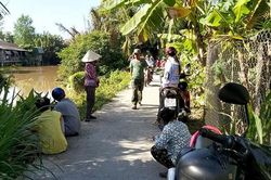 Phát hiện thi thể người đàn ông trương phình dưới kênh, hai tay bị quấn vải
