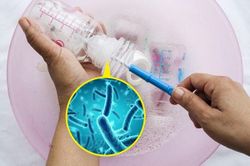 Tại sao không nên cho trẻ bú bình nhựa?
