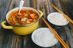 Nấu canh kim chi thịt gà hấp dẫn cho ngày Tết