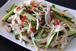 Làm nộm gà xé phay dưa chuột kiểu này ai ăn cũng ghiền