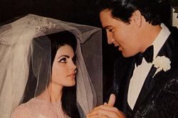 Vợ huyền thoại âm nhạc Elvis Presley không được phép gặp chồng khi chưa trang điểm