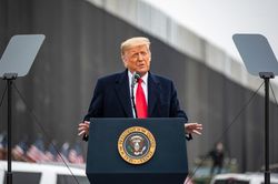 YouTube gia hạn lệnh cấm kênh của Tổng thống Donald Trump thêm 1 tuần