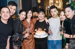 Lệ Quyên mặc style giấu quần quyến rũ, e ấp bên tình trẻ