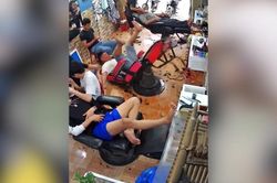 Clip: Người đàn ông ngã chổng vó khi đi cắt tóc