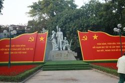 Đường phố Hà Nội thay áo mới chào mừng Đại hội toàn quốc lần thứ XIII của Đảng