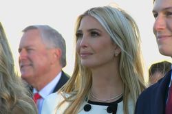 Ivanka Trump kìm nước mắt trong lễ chia tay của cha