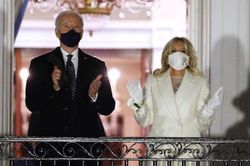 Bà Jill Biden mặc đồ thêu hoa các tiểu bang và vùng lãnh thổ Mỹ