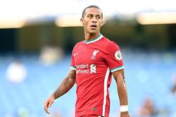 Thiago lại là vấn đề của Liverpool