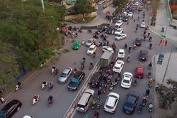 Bất chấp biển cấm hàng loạt ô tô xe máy quay đầu