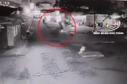 Rùng mình clip thanh niên đi xe máy gặp tai nạn lộn nhiều vòng và tử vong