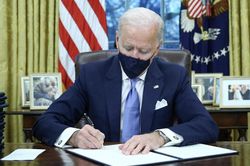 Ông Biden kí một loạt sắc lệnh, tiết lộ về lá thư của ông Trump