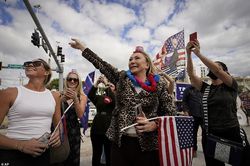 Người hâm mộ nhảy múa đón ông Trump về Florida