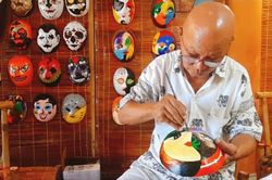 Độc lạ người vẽ mặt nạ thời gian