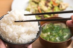 Sai lầm khủng khiếp khi ăn cơm, dừng lại ngay kẻo hối hận