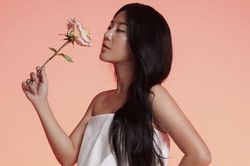 Văn Mai Hương khoe vai trần gợi cảm