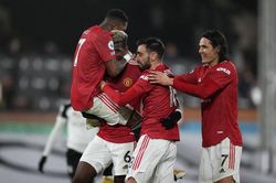 Pogba vẽ siêu phẩm, MU ngược dòng hạ Fulham