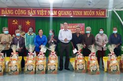 Thăm, tặng quà Tết cho hộ cận nghèo xã Vĩnh Tế