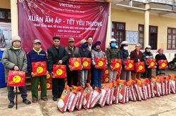 Trao tặng 250 suất quà Tết cho người nghèo ở huyện Hướng Hóa