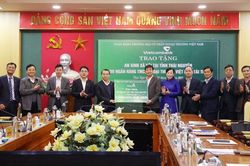 Vietcombank trao 2 tỷ đồng cho công tác an sinh xã hội
