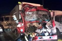 Xe giường nằm và 3 xe tải tông liên hoàn, nhiều người thoát chết