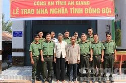 Trao 4 căn nhà cho Công an và người dân vùng biên giới