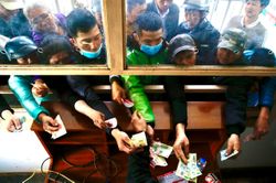 Vé xem Kiatisuk, Công Phượng chào sân Pleiku bị gom