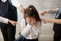 Bé gái uống thuốc trừ sâu tự tử vì bị bạo hành tại trường