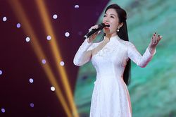 Sao Mai Phương Nga đẹp dịu dàng với trang phục áo dài trắng