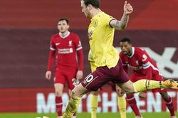 Liverpool thua sốc trên chấm phạt đền, 'tí hon' Burnley lập kỳ tích