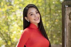 Chưa bao giờ Hoa hậu Tiểu Vy dịu dàng e ấp đến thế trong tà áo dài chúc Tết