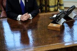 Tổng thống Biden loại bỏ nút gọi nước ngọt của ông Trump trên bàn làm việc
