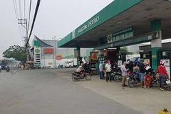 Nã đạn như phim hành động trước cửa hàng xăng dầu QL1