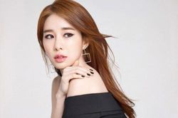 Đàn bà tuổi 40 như rượu vang ủ lâu năm, nếm thì thấy chát nhưng sau lại say mê không lối thoát