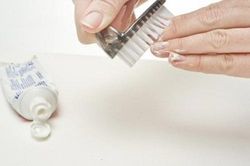 Tấy sạch sơn móng tay mà không phải dùng acetone