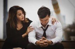 Thấy cậu bạn thân có bồ, tôi vội nói cho vợ bạn biết, phản ứng của cô ấy khiến tôi giật mình kinh hãi